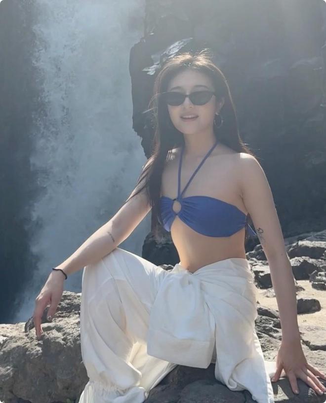泳装出镜白肌肤小蛮腰看不到一丝赘肉AG真人这谁顶得住！25岁李兰迪(图15)